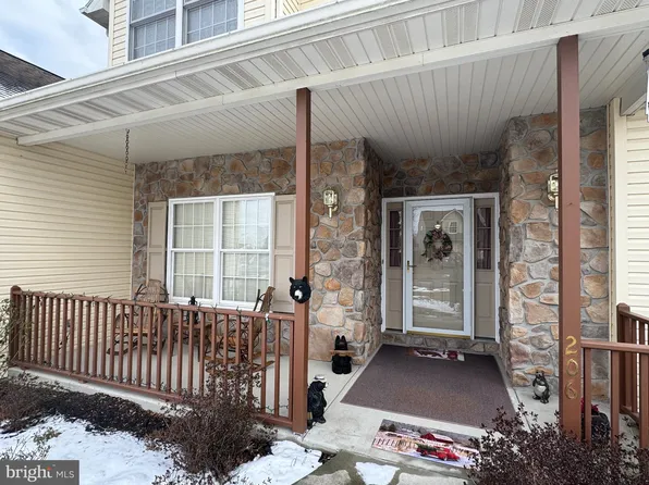 206 S Rosewood Ct, Wernersville, PA 19565