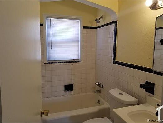 2nd image of 8418 Fenton St