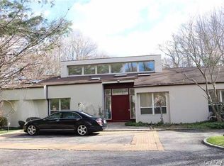 12 Windemere Ct, Woodbury, NY 11797