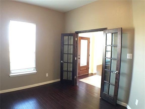 4th image of 4900 Devon Dr