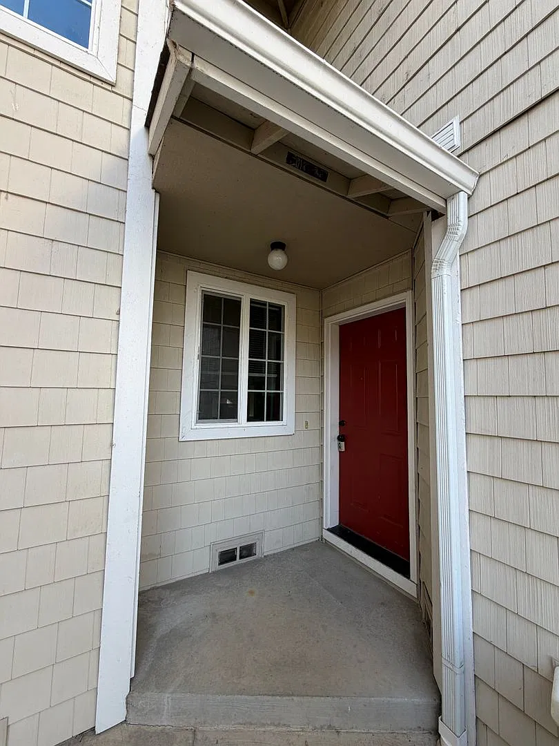 (867) 479 NE Conifer Blvd - 3 Bed / 1.5 Bath Townhome — Photo 2