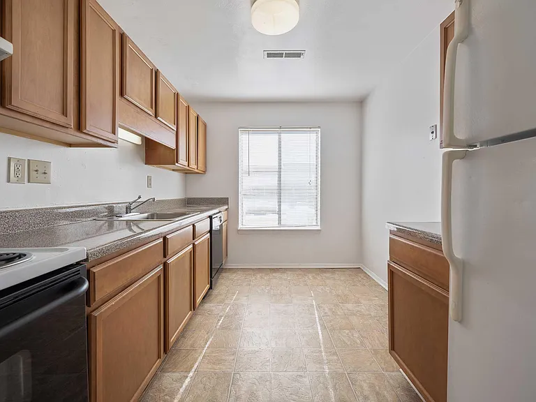 Foxridge Apartment Homes — Photo 213