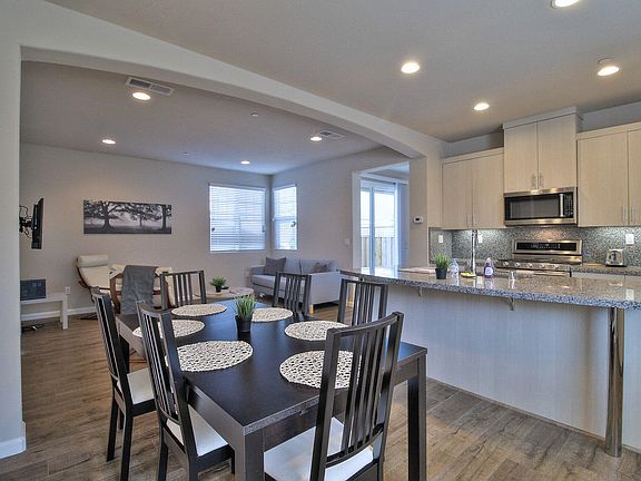 2nd image of 636 Montage Cir