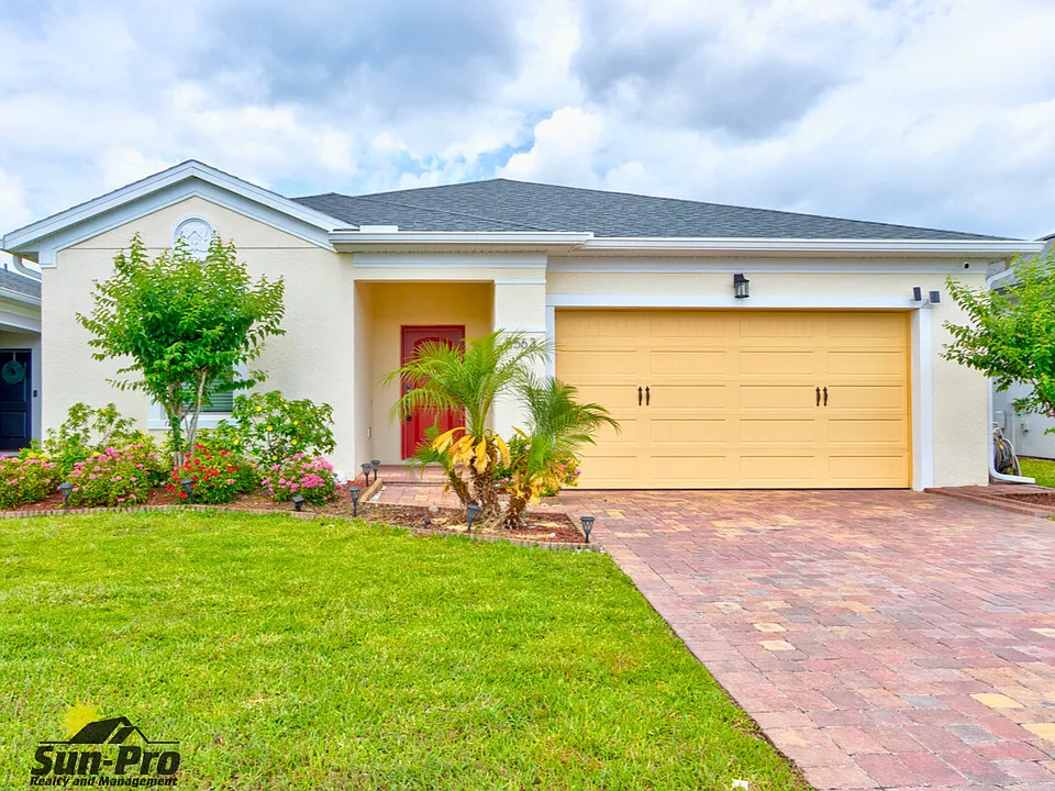 5563 Estero Loop