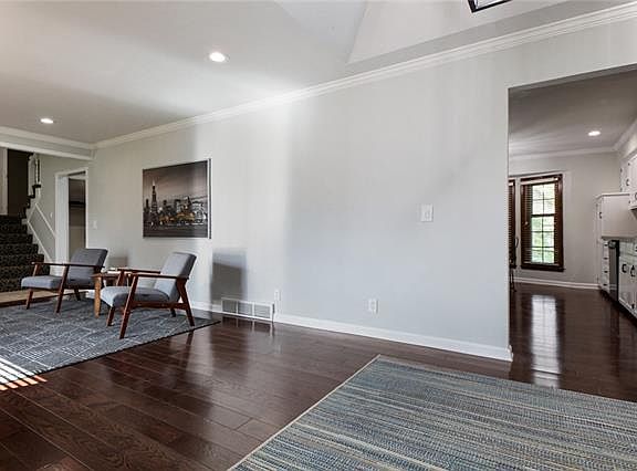 4th image of 10542 Flint St