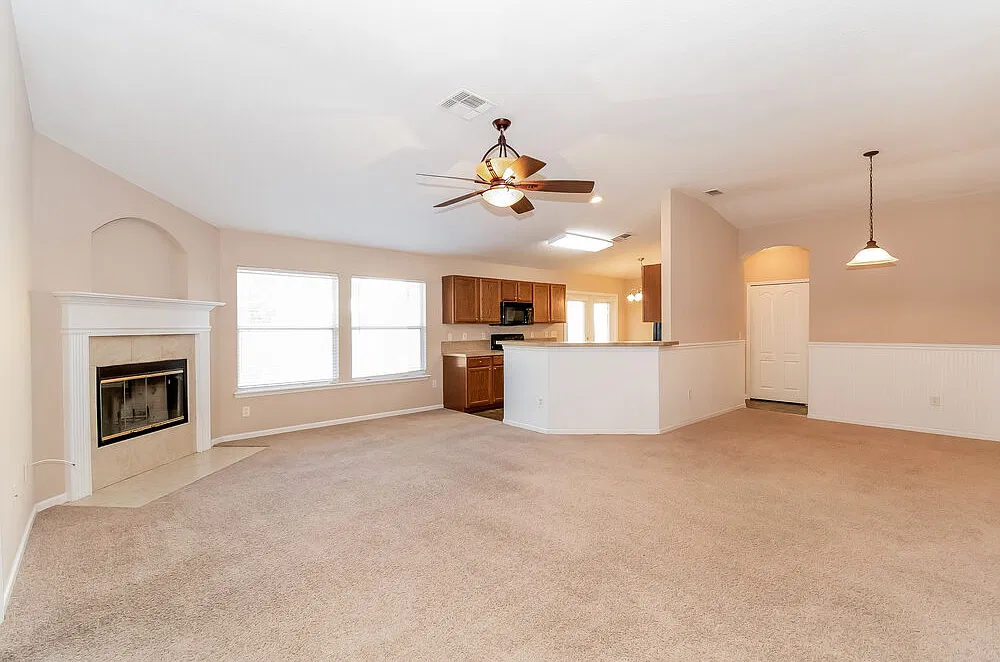 3 bed, 2.0 bath, 1433 sqft, $1,970 — Photo 4