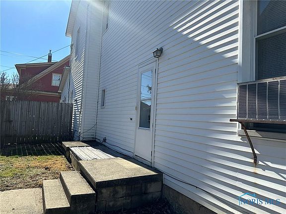 5th image of 142 Main St