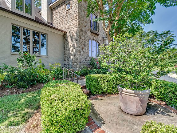 4th image of 15 Eastparke Dr