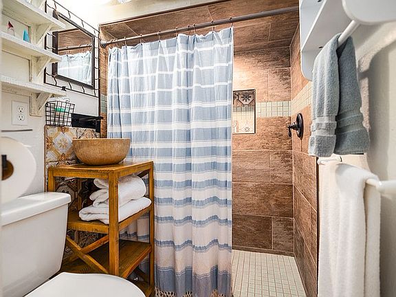 Studio full bathroom 