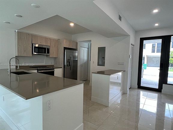 3rd image of 4150 N Oak Pl #4150