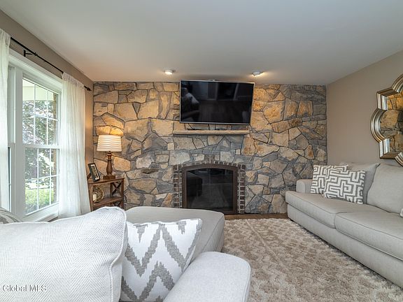 3rd image of 15 Eagle Ln