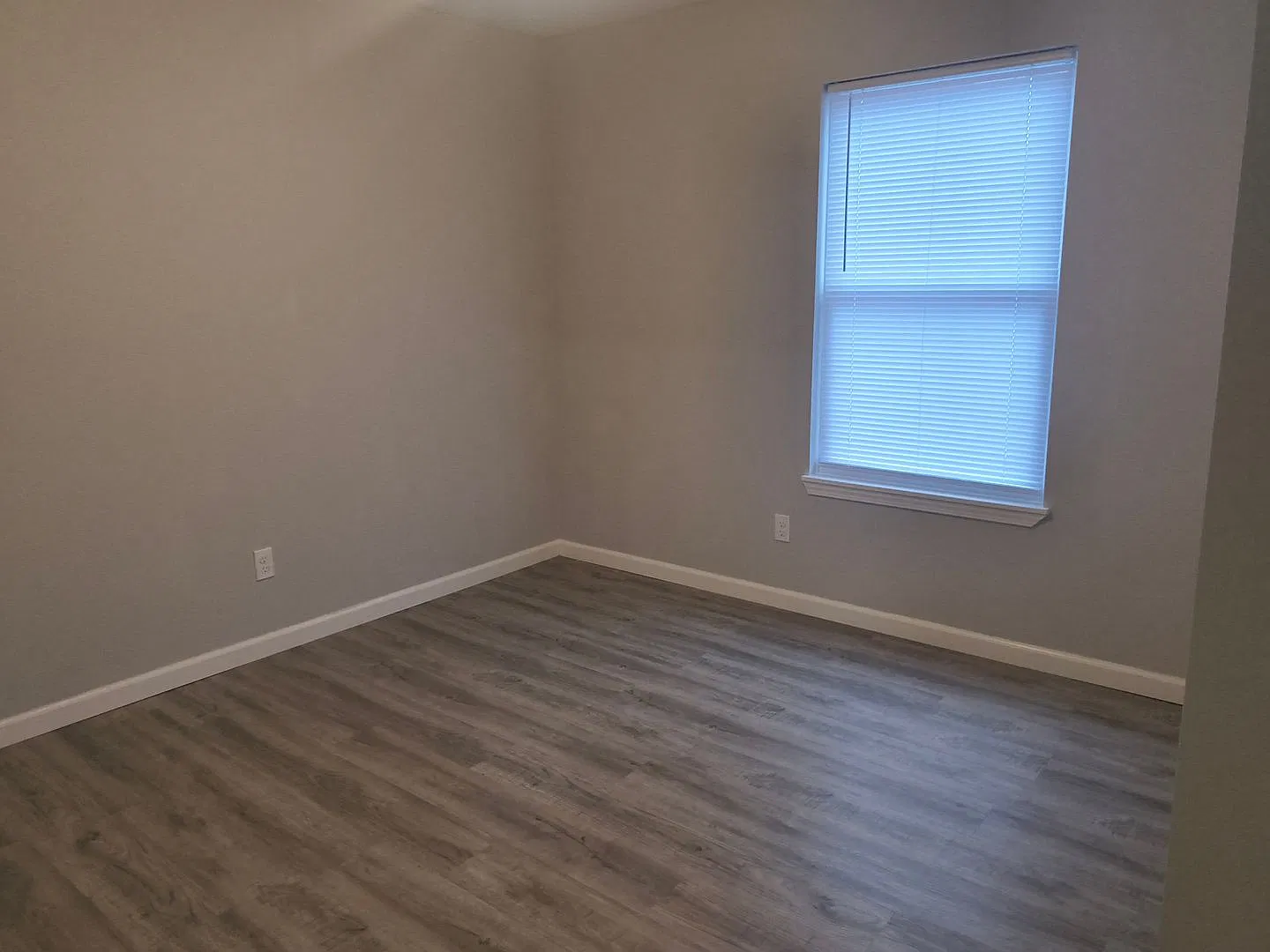 304 Grant Court St — Photo 4