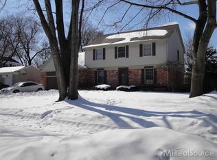 623 Lakepointe St, Grosse Pointe Park, MI 48230