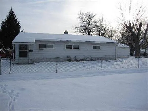 1610 Phyllis St photo 1