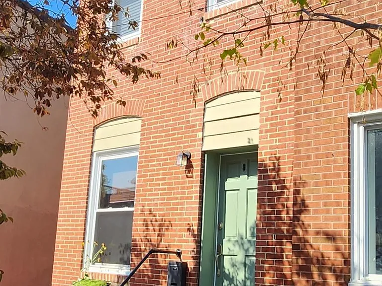 1110 S East Ave — Photo 1