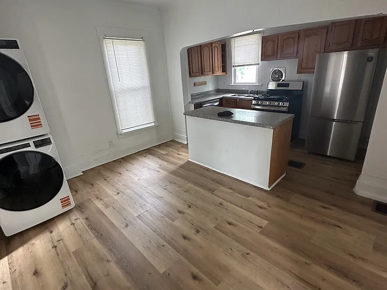 108 E Oregon St — Photo 10