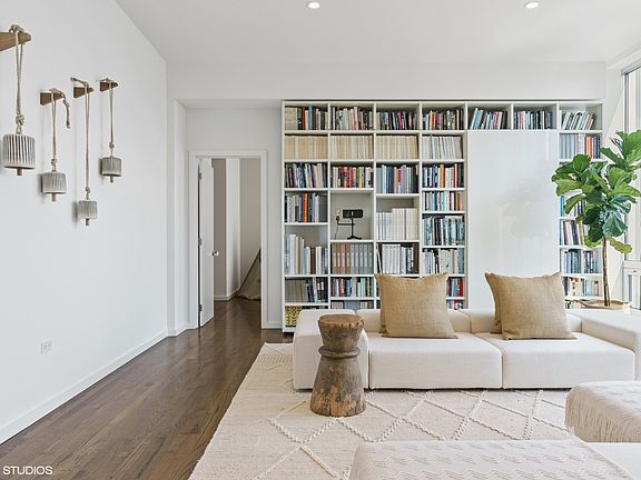 5th image of 500 W Superior St Unit 1303