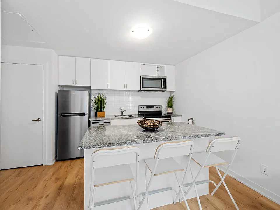 1740 Simcoe St N