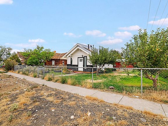 4th image of 228 8th Ave S