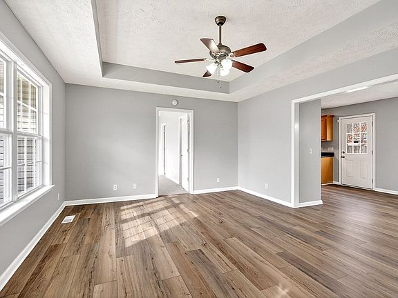 3rd image of 325 Indian Springs Cir