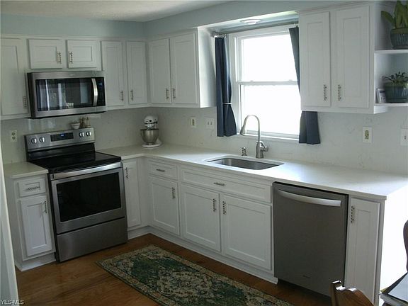 4th image of 9790 Lakeview Cir