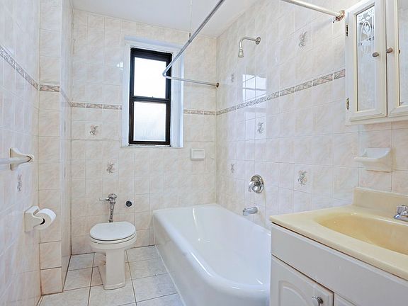 3rd image of 828 Gerard Ave APT 3G