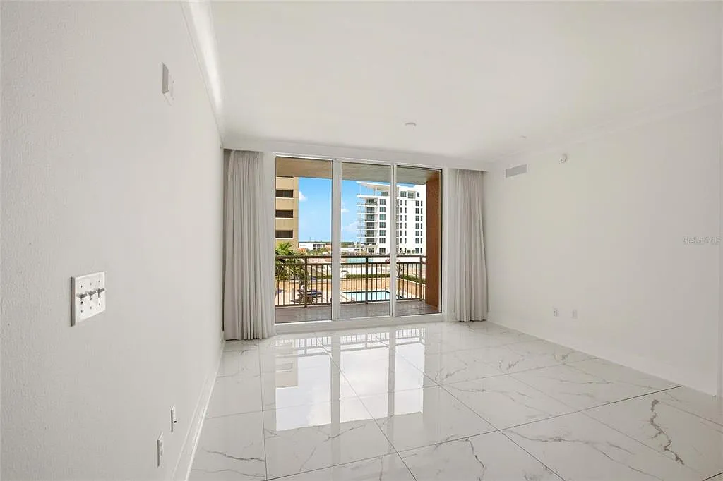 2 bed, 2.0 bath, 1165 sqft, $4,800 — Photo 2