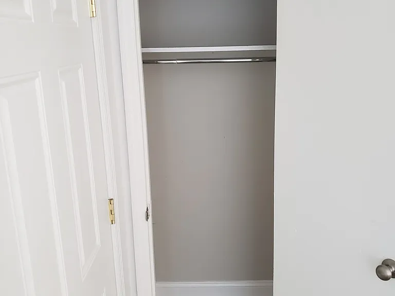 207 Hedgewood Ct — Photo 2