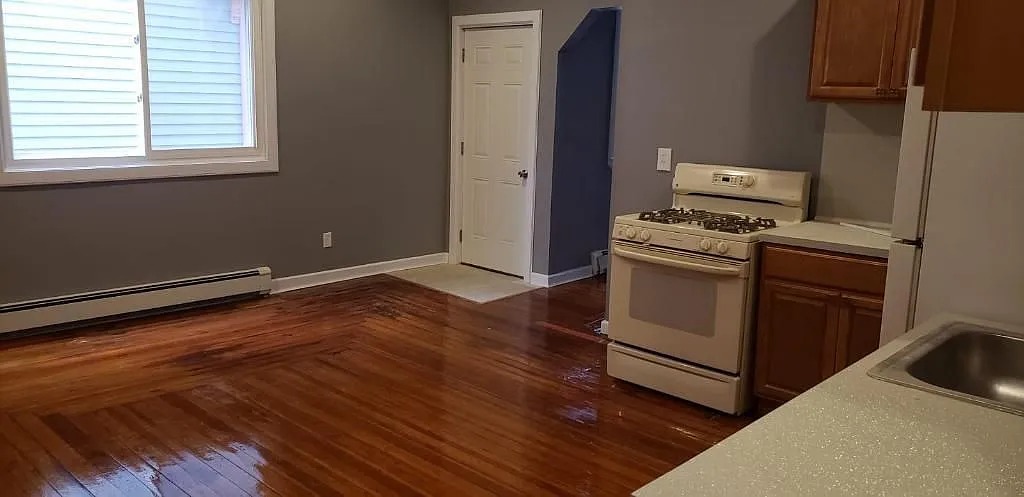 4 bed, 2.0 bath, 1885 sqft, $2,600 — Photo 3