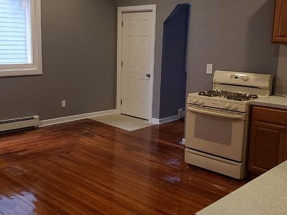3rd image of 49 Arch St Room 1