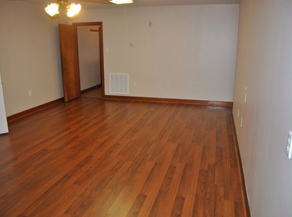 5th image of 4422 Country Dr