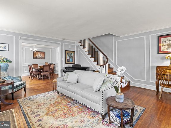 5th image of 831 E Dorset St