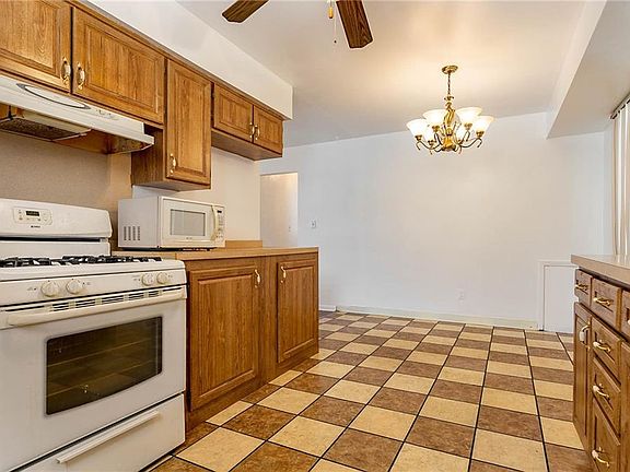 4th image of 4406 Sky Lane Dr