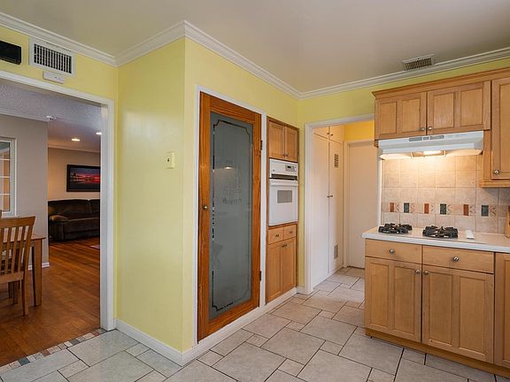 5th image of 133 N Morada Ave