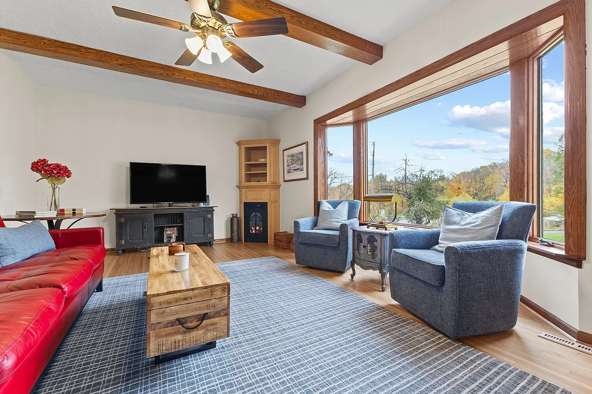 Living room with bay window - 1075 Wayzata Blvd W