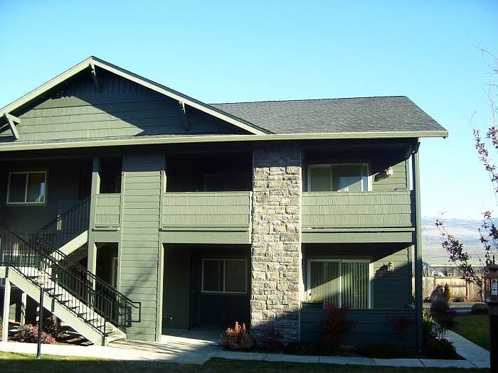 Apt. complex exterior