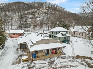 46855 Riverview Dr, La Crescent, MN 55947