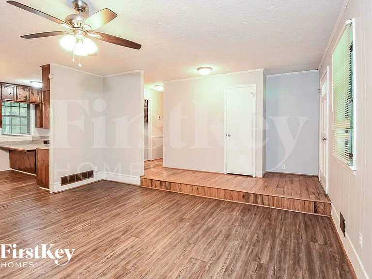 3704 Newport Dr — Photo 6