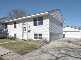 1105 Meadow Ln, Streamwood, IL 60107