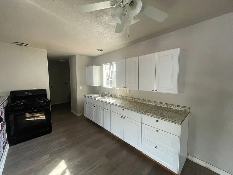 230 Acacia Ave — Photo 2