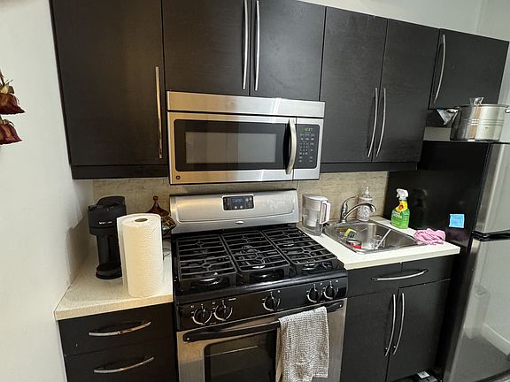 2nd image of 426 Markham St #A3