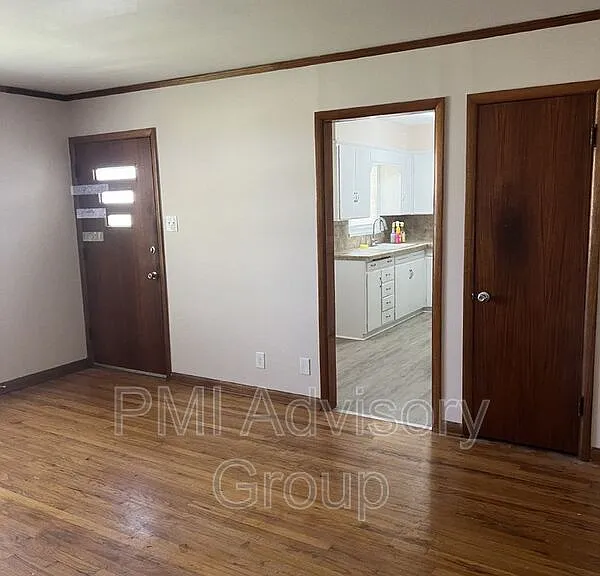 3605 SW 9th St — Photo 3