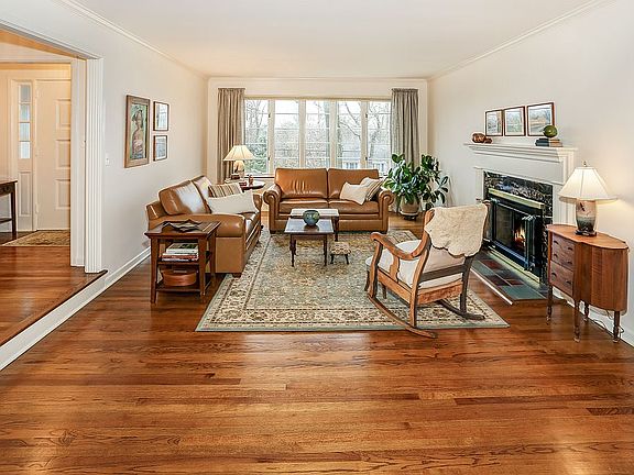 Living Room w/ gas fireplace