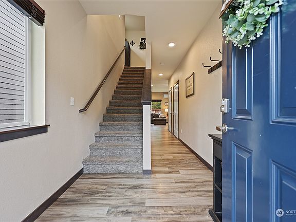 4th image of 332 Raybird Avenue