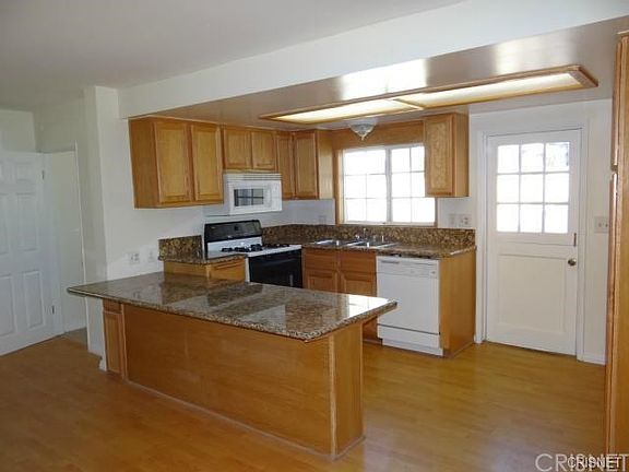 5th image of 15759 Romar St