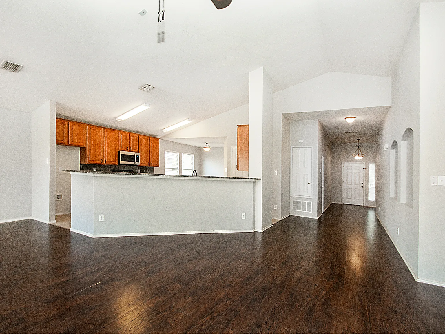 3 bed, 1987 sqft, $2,100 — Photo 2