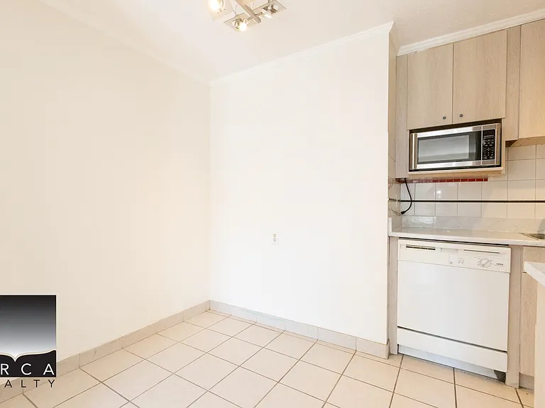 140 E 20th St #9 — Photo 12