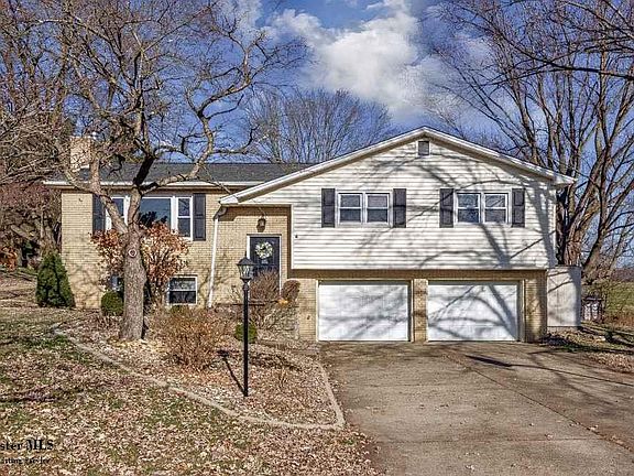 2nd image of 3339 Meadowbrook Dr NE