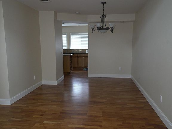 5th image of 920 E Hillcrest Dr
