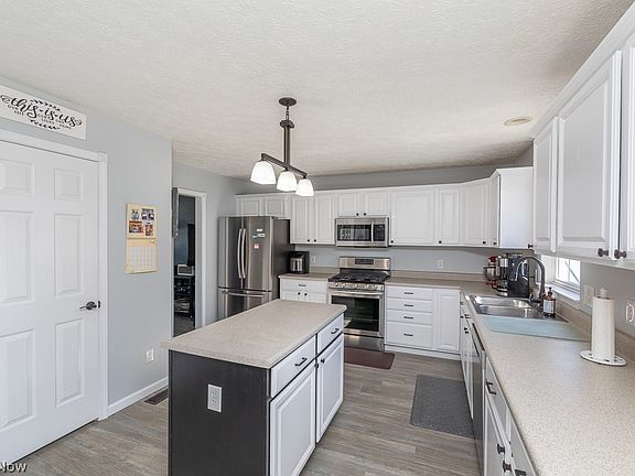 5th image of 989 Woodfield Ln